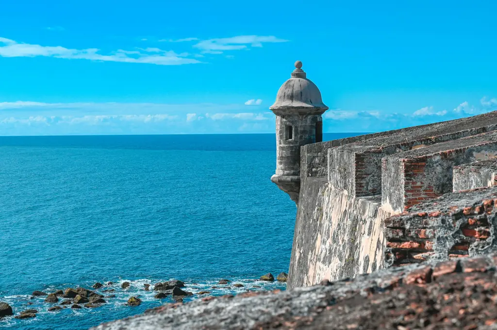 Garita de piedra en la muralla del Viejo San Juan frente al mar azul